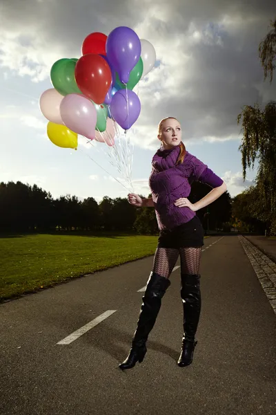 Bella signora in posa con palloncini — Foto Stock