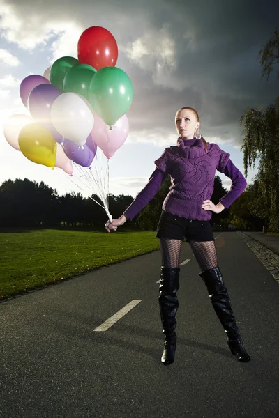 Ωραία κυρία που ποζάρει με μπαλόνια — Φωτογραφία Αρχείου