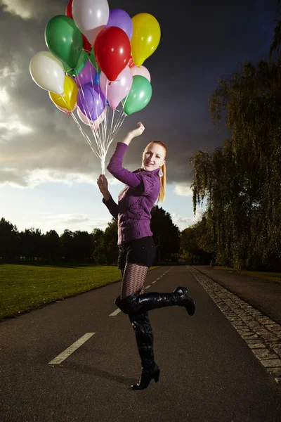 Милая леди позирует с воздушными шарами — стоковое фото