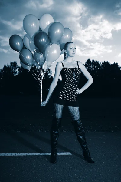 Trevlig dam som poserar med ballonger — Stockfoto