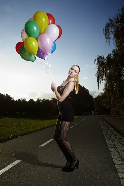 Bella signora in posa con palloncini — Foto Stock