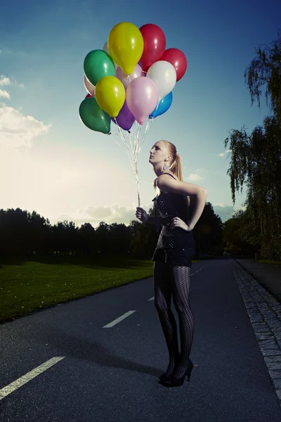 Hezká pózuje s balónky — Stock fotografie