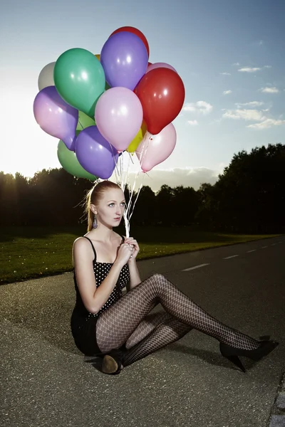 Niza dama posando con globos —  Fotos de Stock