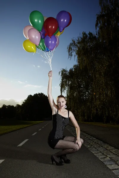 Aardige dame poseren met ballonnen — Stockfoto