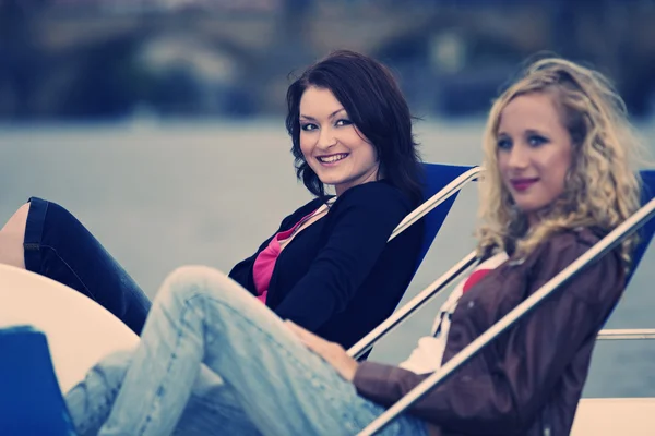 Meninas relaxando no barco do rio — Fotografia de Stock