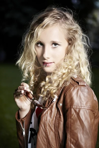 Mooie blonde meisje in zomer park — Stockfoto