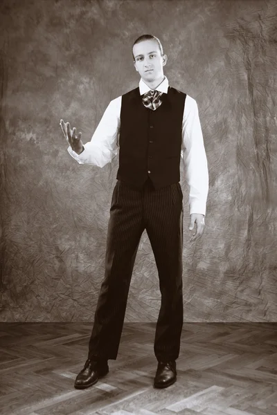 Uomo in vecchio stile vestito con gilet — Foto Stock