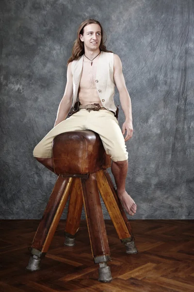 L'uomo siede su un cavallo sportivo — Foto Stock
