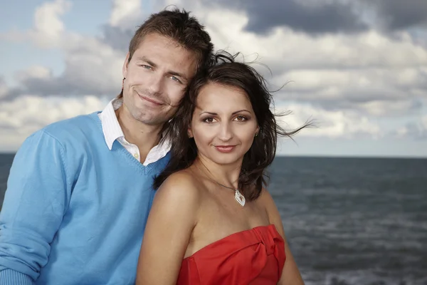 Jeune couple posant près de la mer — Photo