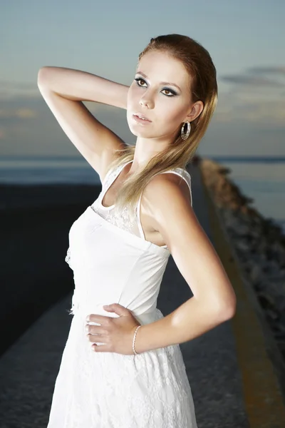 Fashion lady posing on the beach — Stock Photo, Image