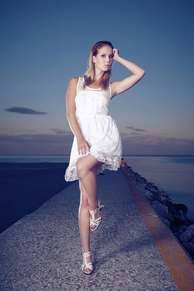 Senhora da moda posando na praia — Fotografia de Stock