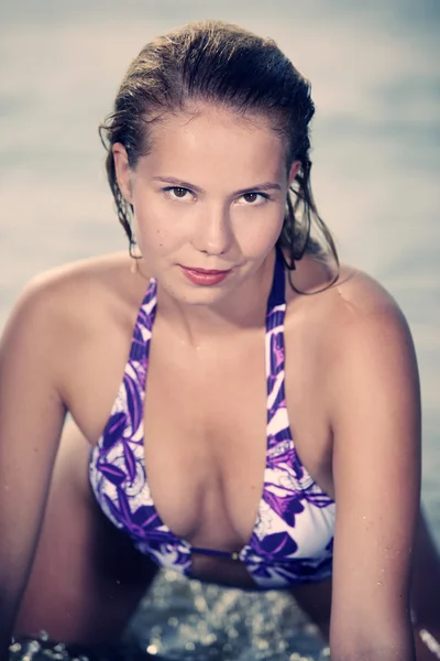 グラマー女性のビーチでポーズ — ストック写真