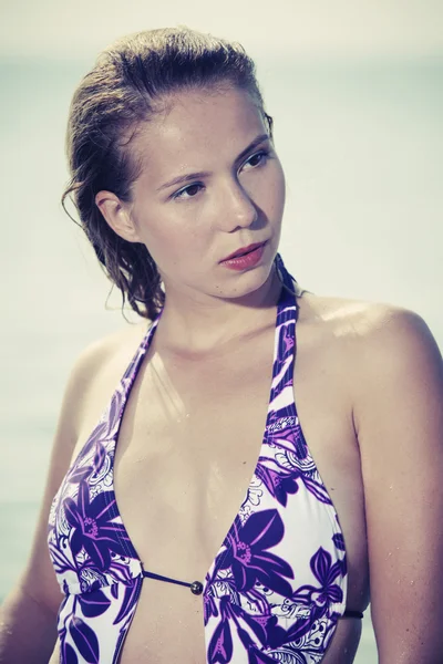 Glamour lady posando en la playa — Foto de Stock