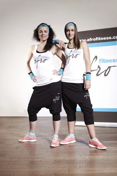 Twee dames poseren voor promo foto 's — Stockfoto