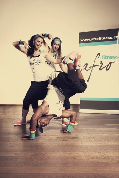 Фитнес и здоровье - танцы в студии — стоковое фото