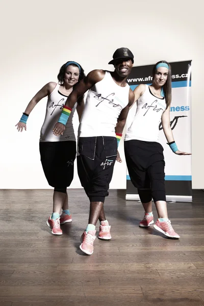 Fitness trio dançando em estúdio — Fotografia de Stock