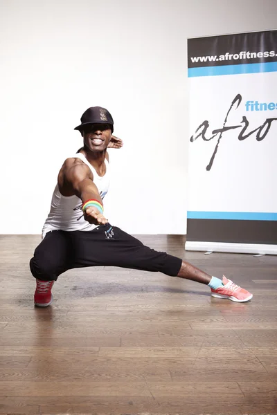 Homem negro em pose de fitness agradável — Fotografia de Stock