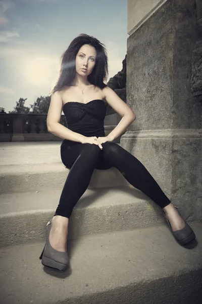 Brunette girl posing outdoor — Stock Photo, Image