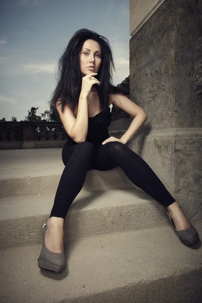 Brunette girl posing outdoor — Stock Photo, Image