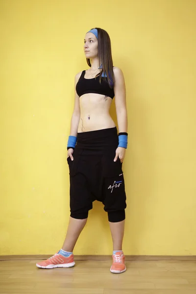 Girl posing in fitness studio — Stock Photo, Image