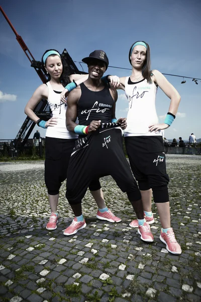 Pěkný fitness trio ve značkové oblečení — Stock fotografie