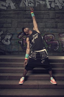 şehirde egzersiz güçlü bir siyah adam