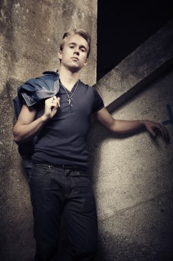 adam sıcak tonlarda poz