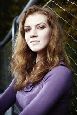 Kızıl saçlı güzellik portresi için açık poz