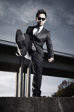 Asyalı adam köprüde poz