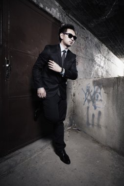 Asyalı adamın garaja poz