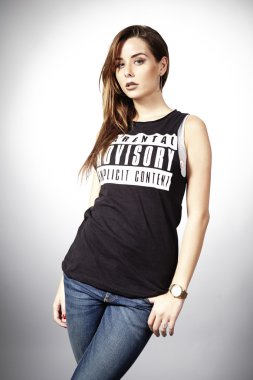 Kız stüdyoda poz veriyor.