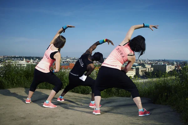 Trois personnes de fitness faisant de l'exercice en ville — Photo