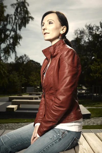 Woman in park posing for portrait — Stock Photo, Image