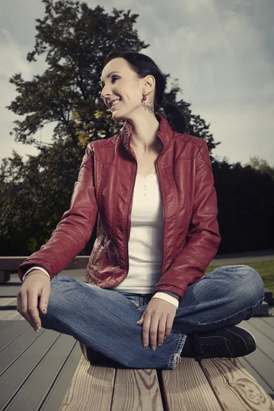 Lady sitting in park in lotus position — Stock Photo, Image