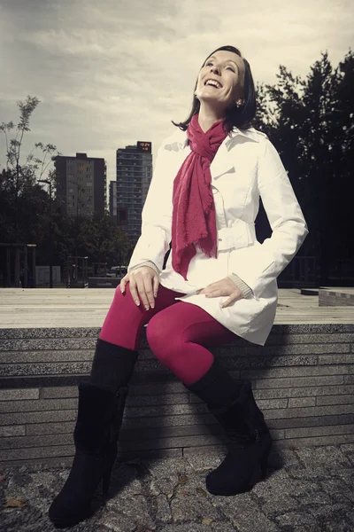 Bonita mujer sonriente posando potdoor en chaqueta blanca — Foto de Stock