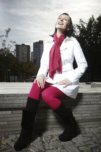 Smiling brunette beauty posing in park — Stock Photo, Image