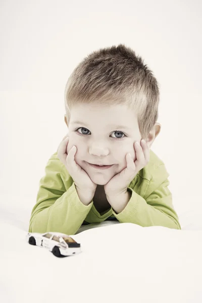 Mały chłopiec pozowanie do portretu — Zdjęcie stockowe