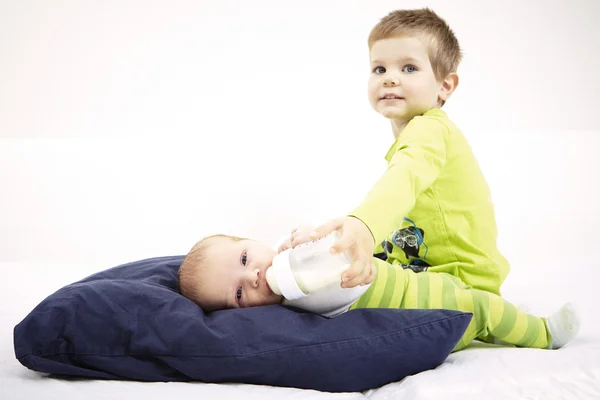 Older son taking care of brother — Stock Photo, Image