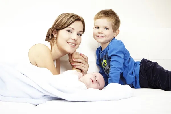 Matka s dvěma syny — Stock fotografie