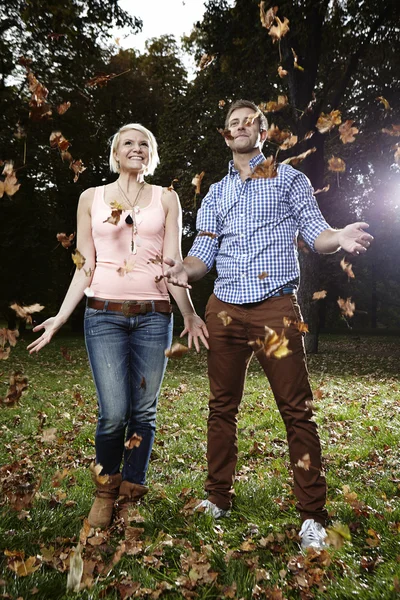 Couple relaxing in park — Stock Photo, Image