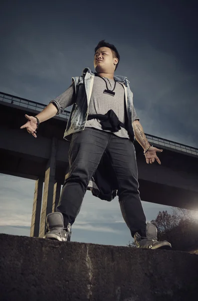 Joven hombre asiático posando para fotos con estilo — Foto de Stock