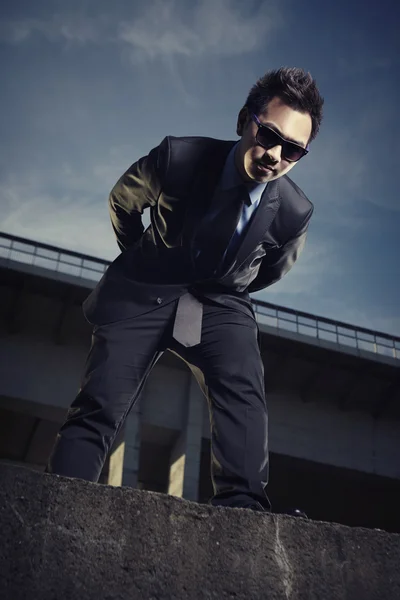 Ásia homem posando no o ponte — Fotografia de Stock