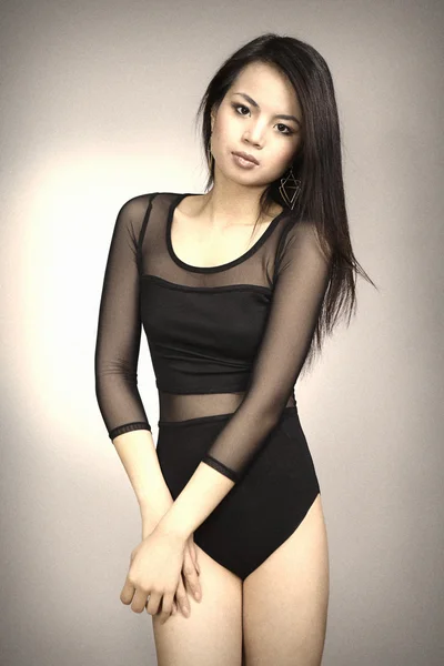 Jolie femme asiatique posant en studio — Photo