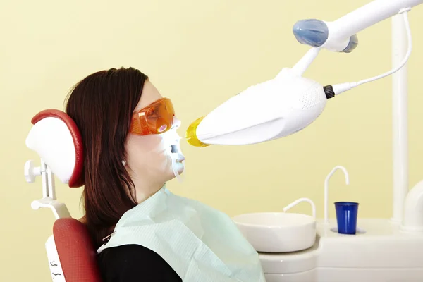 Vrouw in tandheelkundige laboratorium - tanden whitening — Stockfoto