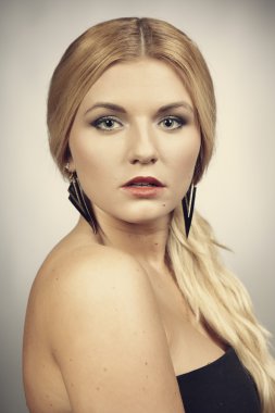красива дівчина в теплих тонах