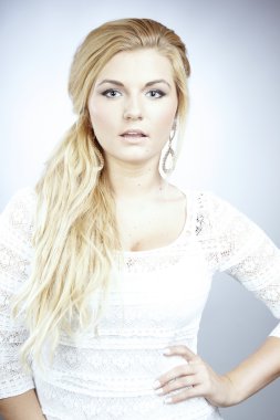 güzel sarışın kadın portre için poz