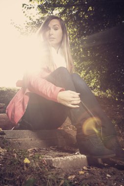 direkt güneş ışığında kız