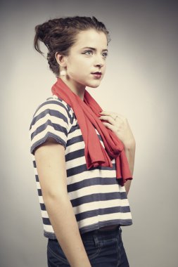 çizgili gömlekli güzel esmer