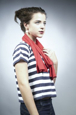 çizgili gömlekli poz güzel esmer kız