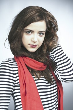 şeritler halinde oldukça genç esmer